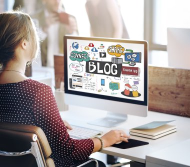 işkadını üstünde bilgisayar blog ile çalışma