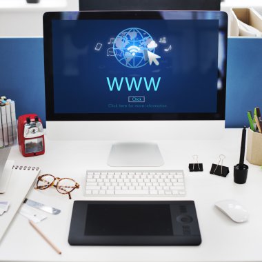 Bilgisayar ofis masasında. 