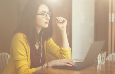 Dizüstü bilgisayarla çalışan kadın