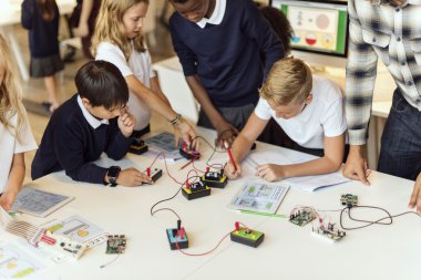 Elektronik Experimen yapma çocuk