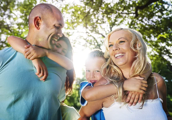 Family playing and walking Outdoors — Stock fotografie