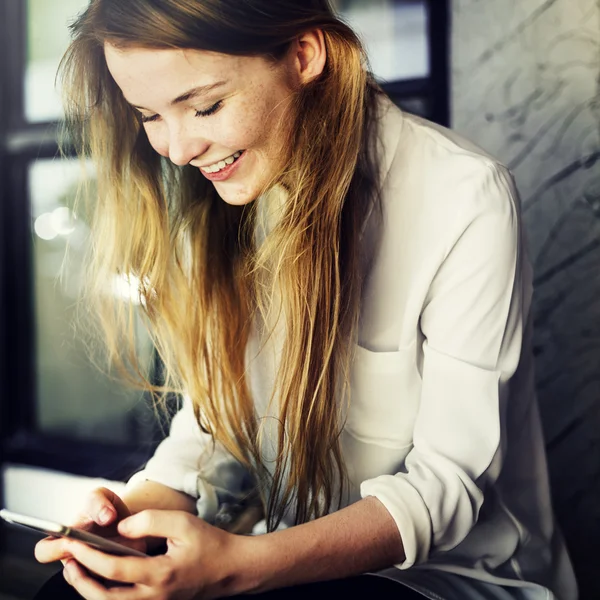 Kvinna med smarttelefon — Stockfoto