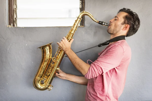 Jazzman a tocar saxofone — Fotografia de Stock