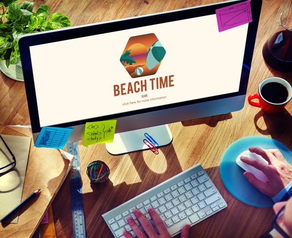 Biznesmen Beach czas koncepcja za pomocą komputera — Zdjęcie stockowe