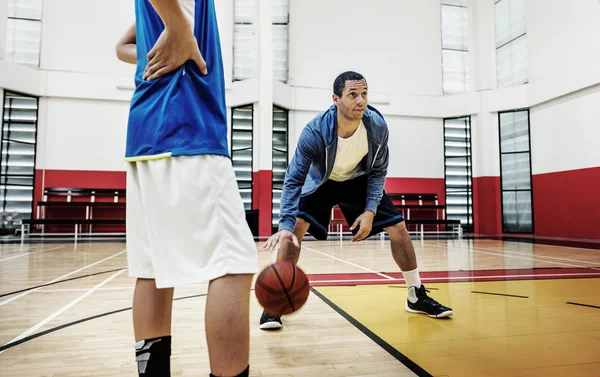 Esportista de treinamento menino jogar no basquete — Fotografia de Stock