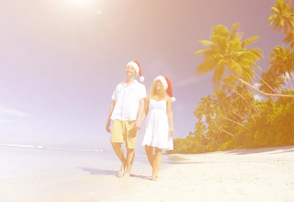 Pareja pasando la luna de miel en la isla —  Fotos de Stock