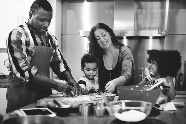 Rodziny, wspólne gotowanie w kuchni — Zdjęcie stockowe