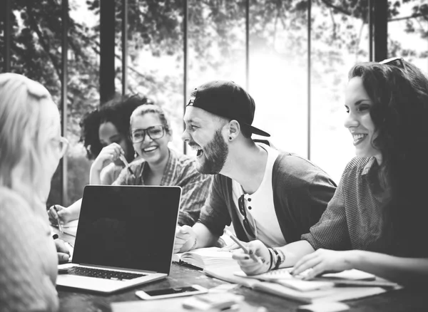 Equipo de Amigos Estudiando Juntos — Foto de Stock