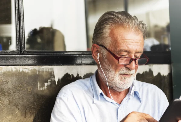 Homme âgé avec tablette numérique — Photo