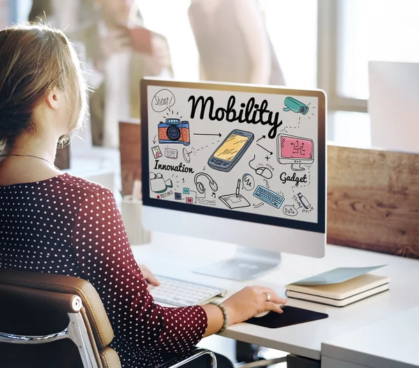 Businesswoman working on computer with mobility — Stock Photo, Image