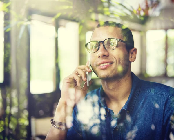 Muž mluví přes chytrý telefon — Stock fotografie