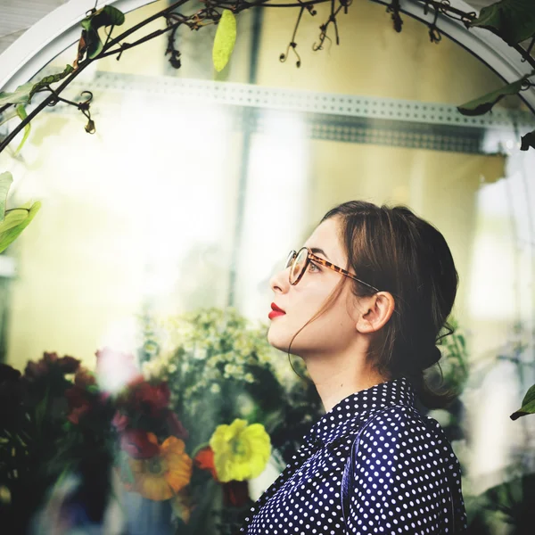 Mulher em óculos de estilo — Fotografia de Stock
