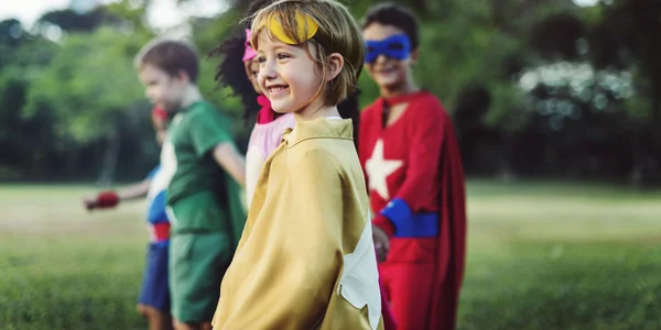 Superhéroe Niños jugando al aire libre — Foto de Stock