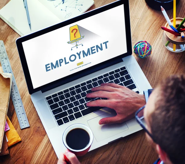 El hombre usando el ordenador portátil y Empleo — Foto de Stock