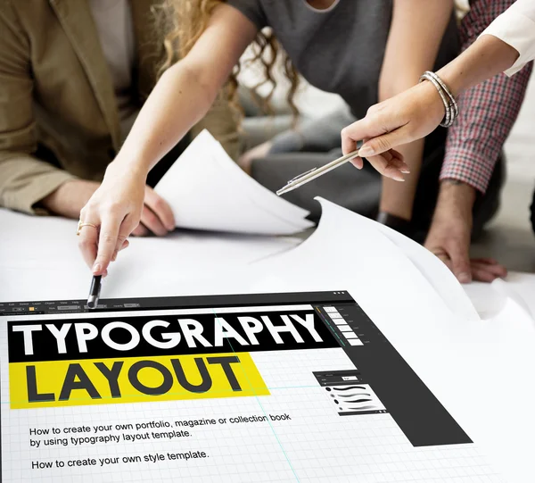 Diseñadores que trabajan con diseño de póster y tipografía — Foto de Stock