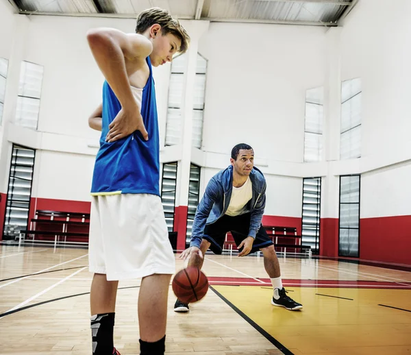 Deportista enseñando a jugar al baloncesto — Foto de Stock