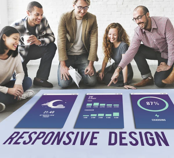 Designers que trabalham com cartaz e design responsivo — Fotografia de Stock