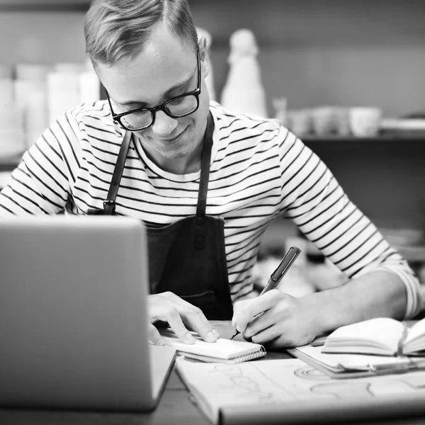 Künstler arbeitet im Studio mit Laptop — Stockfoto