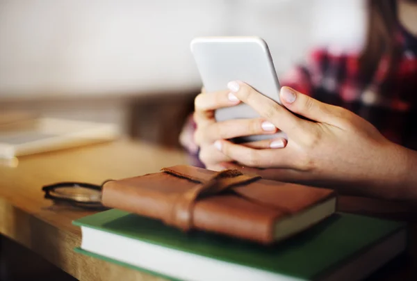 Frau mit Smartphone — Stockfoto