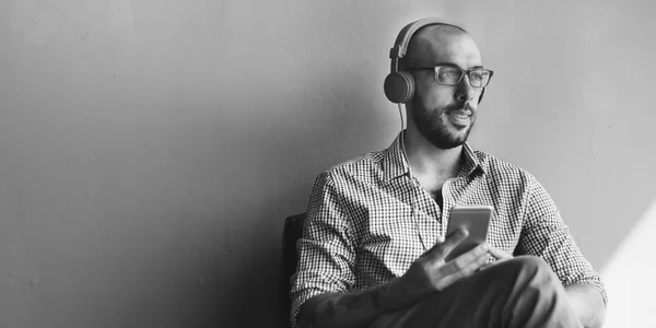 Homem ouvindo música — Fotografia de Stock