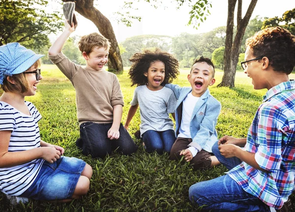 Crianças felizes brincando no parque — Fotografia de Stock