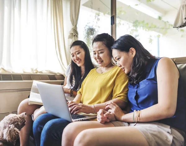 Mamá e hijas con portátil — Foto de Stock