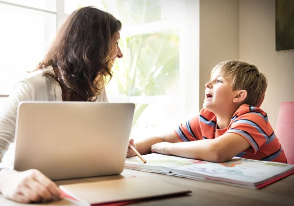 Moeder en zoon tijd samen doorbrengen — Stockfoto