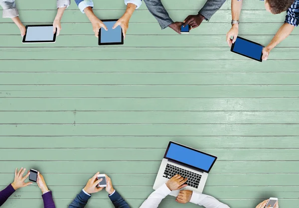 Grupo de pessoas trabalhando juntos — Fotografia de Stock