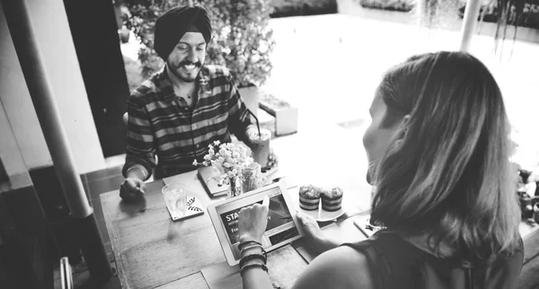 Hermosos amigos en la cafetería —  Fotos de Stock