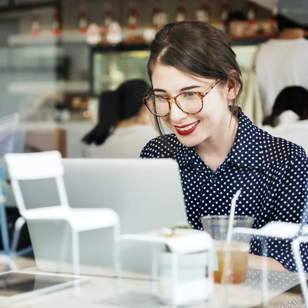 Femme utilisant un ordinateur portable — Photo