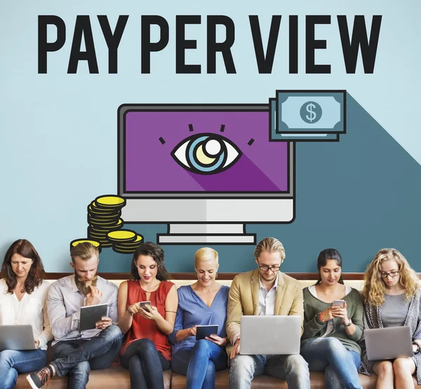 Mensen zitten met apparaten en Pay Per View — Stockfoto