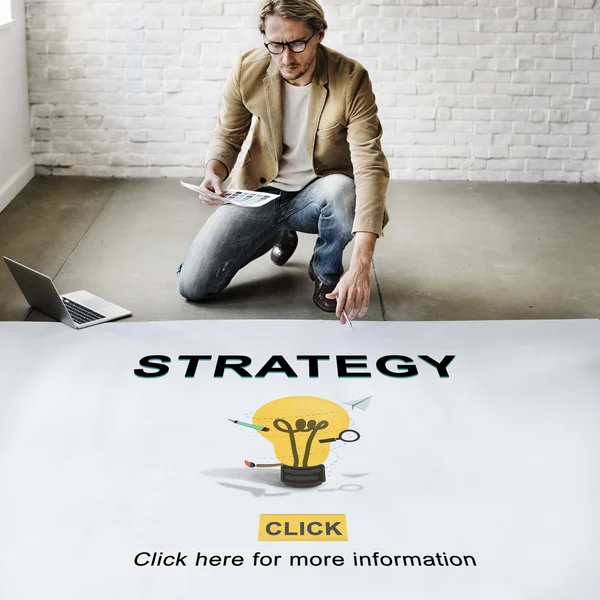Zakenman werken met strategie — Stockfoto
