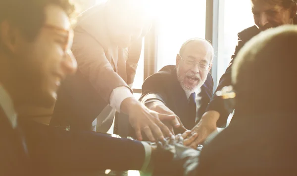 Les gens d'affaires travaillant dans le bureau — Photo