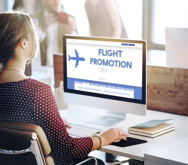 Mujer de negocios que trabaja en la computadora con promoción de vuelo — Foto de Stock