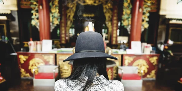 Ταξίδια γυναίκα, σε μαύρο καπέλο — Φωτογραφία Αρχείου
