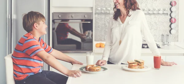 Mamá e hijo pasando tiempo juntos — Foto de Stock