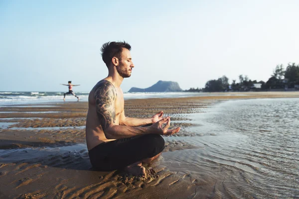 Man mår Yoga på stranden — Stockfoto