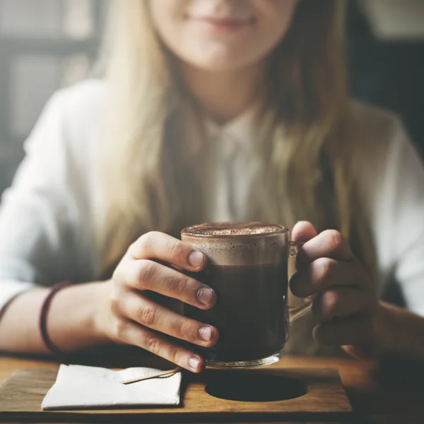 Femme passe du temps à Cafe — Photo
