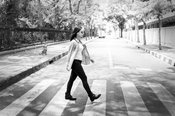 Mulher andando na rua — Fotografia de Stock