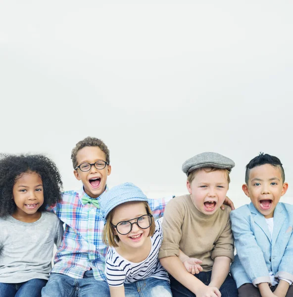 Niños felices posando juntos — Foto de Stock