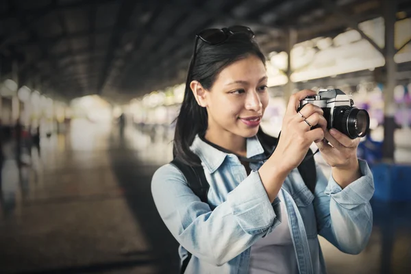 Vrouw maken foto door de camera — Stockfoto