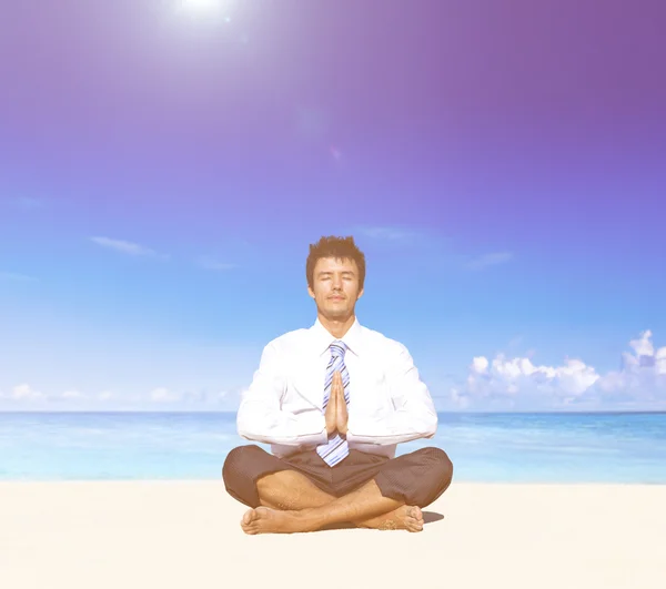 ビーチで瞑想するビジネスマンは. — ストック写真