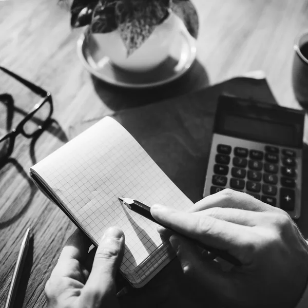 Hombre de negocios escribiendo en cuaderno — Foto de Stock