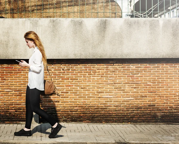 Mujer usando teléfono inteligente — Foto de Stock