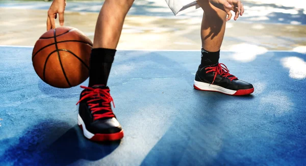 Esportista jogando basquete — Fotografia de Stock