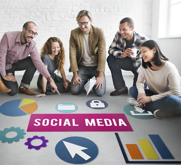 Ontwerpers werken met poster en social media — Stockfoto