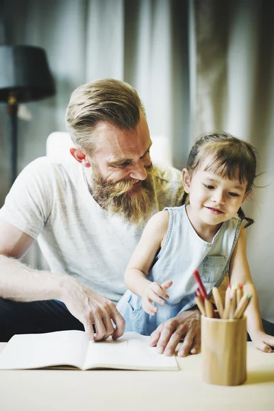 Vater und Tochter verbringen Zeit miteinander — Stockfoto