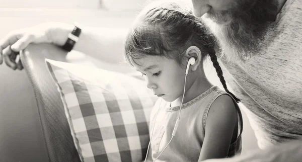 Pai e filha passando tempo juntos — Fotografia de Stock