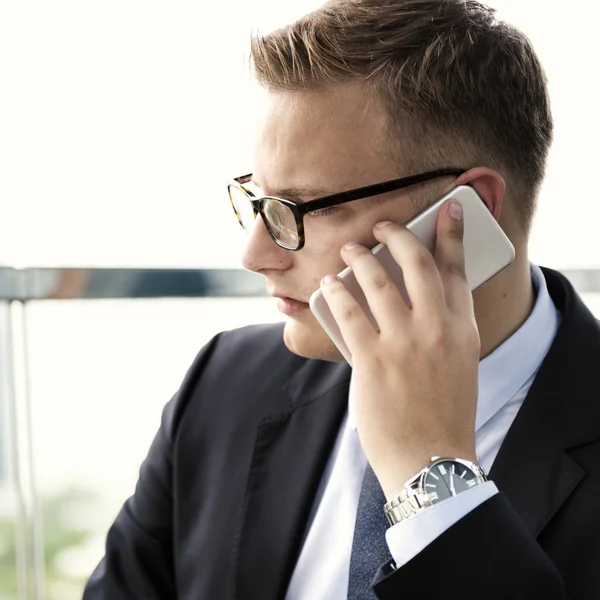 Hombre de negocios trabajando hablando por teléfono — Foto de Stock