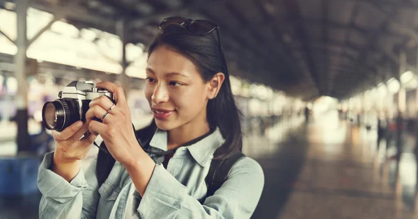 Kadın yapma fotoğraf kamera — Stok fotoğraf